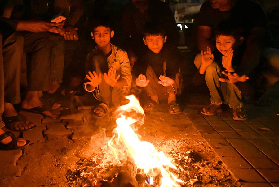 ಚಳಿಯಿಂದ ರಕ್ಷಿಸಿಕೊಳ್ಳಲು ಬೆಂಕಿ ಕಾಯಿಸುತ್ತಿರುವ ಮಕ್ಕಳು (ಸಾಂದರ್ಭಿಕ ಚಿತ್ರ)