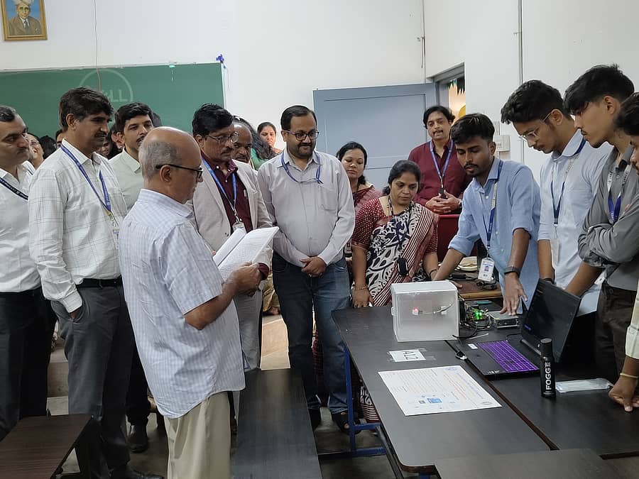 ಶಿವಮೊಗ್ಗದ ಜೆ.ಎನ್.ಎನ್ ಎಂಜಿನಿಯರಿಂಗ್ ಕಾಲೇಜಿನಲ್ಲಿ ಕಂಪ್ಯೂಟರ್ ಸೈನ್ಸ್ ಎಂಜಿನಿಯರಿಂಗ್ ವಿಭಾಗದ ವತಿಯಿಂದ ಶುಕ್ರವಾರ ಏರ್ಪಡಿಸಿದ್ದ ತಾಂತ್ರಿಕ ಯೋಜನೆಗಳ ಪ್ರಾತ್ಯಕ್ಷಿಕೆ ಪ್ರದರ್ಶನವನ್ನು ಗಣ್ಯರು ವೀಕ್ಷಿಸಿದರು