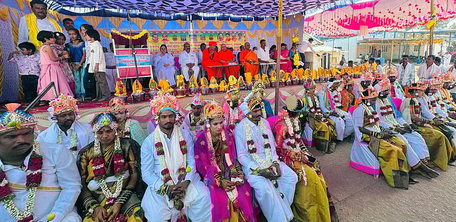 ಸಮೀಪದ ಹಿರೆಹಾಲಿವಾಣ ಗ್ರಾಮದಲ್ಲಿ ಶುಕ್ರವಾರ ನಡೆದ ಬೀರಲಿಂಗೇಶ್ವರ ಸ್ವಾಮಿ ಮರಿಬನ್ನಿ, ಸಾಮೂಹಿಕ ವಿವಾಹ ಕಾರ್ಯಕ್ರಮದಲ್ಲಿ 12 ಜೋಡಿಗಳು ದಾಂಪತ್ಯ ಜೀವನಕ್ಕೆ ಕಾಲಿಟ್ಟರು