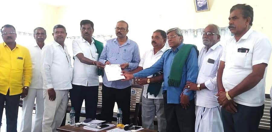ಹುಣಸೂರು ತಾಲ್ಲೂಕಿನ ಕಟ್ಟೆಮಳಲವಾಡಿ ಗ್ರಾಮದ ದೇವರಾಜ ಅರಸು ತಂಬಾಕು ಹರಾಜು ಮಾರುಕಟ್ಟೆಯ ರೈತ ಭವನದಲ್ಲಿ ಶುಕ್ರವಾರ ನಡೆದ ರೈತ ಸಭೆಯಲ್ಲಿ ತಂಬಾಕು ಬೆಳೆಗಾರರ ಸಂಘಟನೆಗಳ ಮುಖಂಡರು ಮೈಸೂರು ಪ್ರಾದೇಶಿಕ ಮಂಡಳಿ ಅಧಿಕಾರಿ ಕೆ. ಗೋಪಾಲ್ ಗೆ ಮನವಿ ಪತ್ರ ನೀಡಿದರು