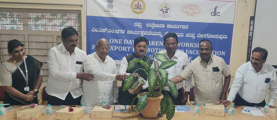 ಜಿಲ್ಲಾ ಕೈಗಾರಿಕಾ ಕೇಂದ್ರದಲ್ಲಿ ಏರ್ಪಡಿಸಿದ್ದ ಕಾರ್ಯಾಗಾರಕ್ಕೆ ಸಸಿಗೆ ಬೆಂಗಳೂರಿನ ಎಫ್.ಕೆ.ಸಿ.ಸಿ.ಐ ನಿರ್ದೇಶಕ ತ್ರಿವಿಕ್ರಮ ಜೋಶಿ ಚಾಲನೆ ನೀಡಿದರು. ಧನೀಶಾ ಮೀನು, ಸಾವಿತ್ರಿ ಪುರುಷೋತ್ತಮ, ಬಿ.ಸತೀಶಕುಮಾರ, ಲಕ್ಷ್ಮಿರೆಡ್ಡಿ ಉಪಸ್ಥಿತರಿದ್ದರು