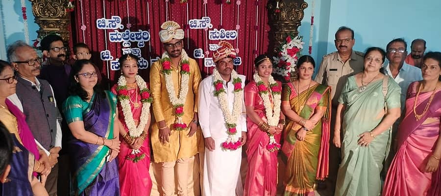 ನಿಟ್ಟೂರು ಮಹಿಳಾ ನಿಲಯದಲ್ಲಿ ಮಲ್ಲೇಶ್ವರಿ– ಸಂಜಯ ಪ್ರಭು, ನಾಗರಾಜ– ಸುಶೀಲಾ ಅವರ ವಿವಾಹ ನೆರವೇರಿತು