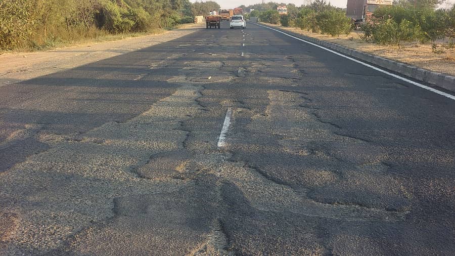 ನಿಡಗುಂದಿ ಸಮೀಪದ ಗೋನಾಳ ಬಳಿ ಸಂಪೂರ್ಣ ಹದಗೆಟ್ಟಿರುವ ರಾಷ್ಟ್ರೀಯ ಹೆದ್ದಾರಿ-50 ರ ರಸ್ತೆ