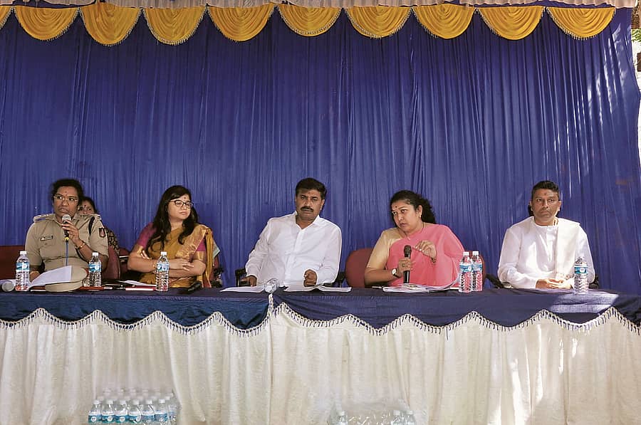 ಕೊಳ್ಳೇಗಾಲ ತಾಲ್ಲೂಕಿನ ಚಿಕ್ಕಲ್ಲೂರು ಸಿದ್ದಪ್ಪಾಜಿ ದೇವಸ್ಥಾನದ ಆವರಣದಲ್ಲಿ ಶುಕ್ರವಾರ ಜಿಲ್ಲಾಡಳಿತದಿಂದ ಆಯೋಜಿಸಿದ್ದ ಜಾತ್ರೆ ಪೂರ್ವಭಾವಿ ಸಭೆಯಲ್ಲಿ ಶಾಸಕ ಮಂಜುನಾಥ್ ಮಾತನಾಡಿದರು, ಜಿಲ್ಲಾಧಿಕಾರಿ ಶಿಲ್ಪಾನಾಗ್, ಎಸ್ಪಿ ಕವಿತಾ, ಜಿ.ಪಂ. ಸಿಇಒ ಮೋನಾರೋತ್, ಪ್ರಮುಖರು ಭಾಗವಹಿಸಿದ್ದರು