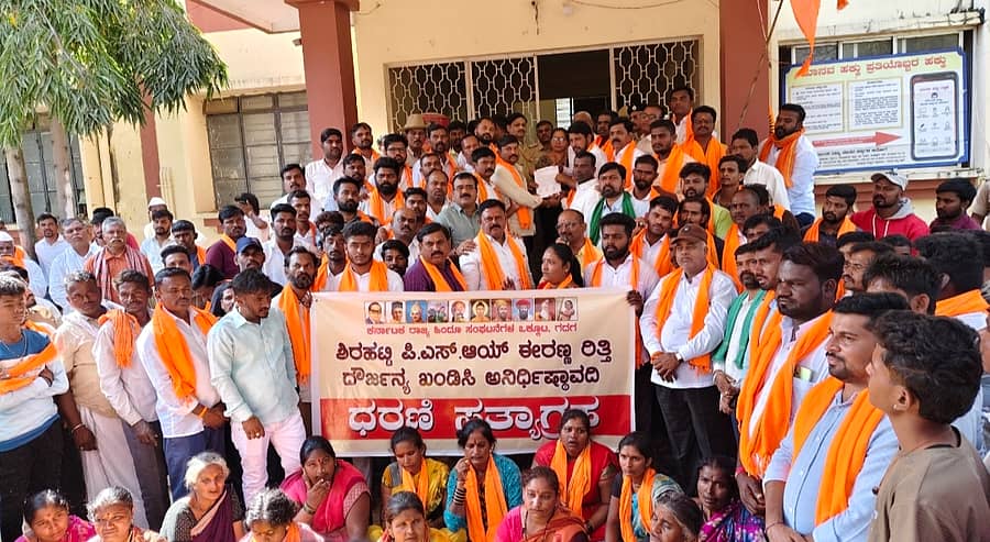 ಶಿರಹಟ್ಟಿ ಪಿಎಸ್ಐ ಈರಪ್ಪ ರಿತ್ತಿ ವರ್ಗಾವಣೆಗೆ ಆಗ್ರಹಿಸಿ ವಿವಿಧ ಹಿಂದೂಪರ ಸಂಘಟನೆಗಳ ವತಿಯಿಂದ ಹಮ್ಮಿಕೊಳ್ಳಲಾದ ಹೋರಾಟದಲ್ಲಿ ಉಪ ತಹಶೀಲ್ದಾರ್ ಗಿರಿಜವ್ವ ಪೂಜಾರ ಅವರಿಗೆ ಶುಕ್ರವಾರ ಮನವಿ ಸಲ್ಲಿಸಲಾಯಿತು