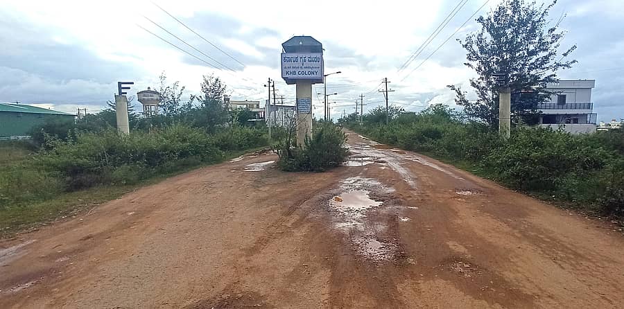 ರಾಣೆಬೆನ್ನೂರಿನಲ್ಲಿರುವ ಕೆಎಚ್ಬಿ ಮೊದಲ ಹಂತದ ಬಡಾವಣೆಯ ರಸ್ತೆಗಳು ಹಾಳಾಗಿರುವುದು