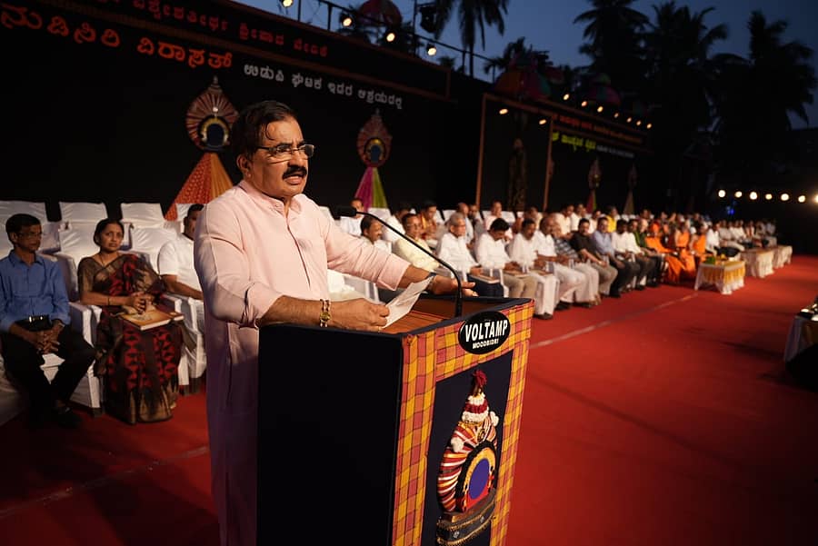 ಕಾರ್ಯಕ್ರಮದಲ್ಲಿ ಆಳ್ವಾಸ್ ಶಿಕ್ಷಣ ಪ್ರತಿಷ್ಠಾನದ ಅಧ್ಯಕ್ಷ ಡಾ.ಎಂ. ಮೋಹನ ಆಳ್ವ ಮಾತನಾಡಿದರು