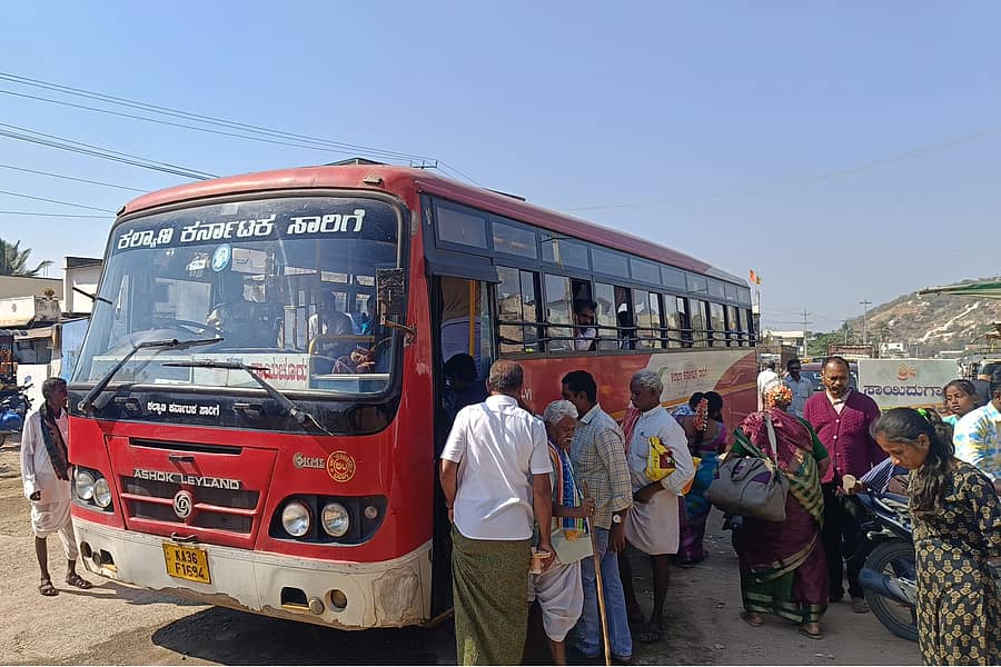 ಕವಿತಾಳದಲ್ಲಿ ಬಸ್ ಹತ್ತುವುದಕ್ಕೆ ಪ್ರಯಾಣಿಕರು ಕಾಯ್ದು ನಿಂತಿರುವುದು.