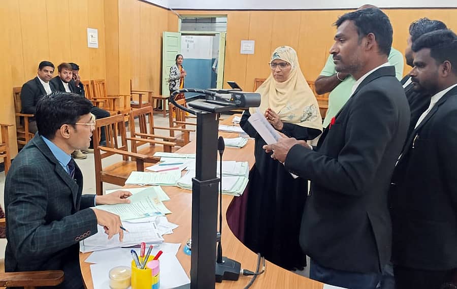 ಗೋಕಾಕದಲ್ಲಿ ಶನಿವಾರ ನ್ಯಾಯಾಲಯಗಳ ಸಂಕೀರ್ಣದಲ್ಲಿ ಬೃಹತ್ ಲೋಕ ಅದಾಲತ್ ನಡೆಯಿತು