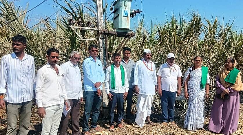 ದೇವರಹಿಪ್ಪರಗಿ ತಾಲ್ಲೂಕಿನ ಮಾರ್ಕಬ್ಬಿನಹಳ್ಳಿ ಗ್ರಾಮದ ನಾಯ್ಕೋಡಿ ಕುಟುಂಬಕ್ಕೆ ಸೇರಿದ 4 ಎಕರೆ ಜಮೀನಿನಲ್ಲಿ ಬೆಳೆದಿದ್ದ ಕಬ್ಬು ವಿದ್ಯುತ್ ಅವಘಡದಿಂದ ಸಂಪೂರ್ಣ ಭಸ್ಮವಾಗಿದ್ದು ಜೆಸ್ಕಾಂ ಇಲಾಖೆ ಅಧಿಕಾರಿಗಳು ಭೇಟಿ ನೀಡಿ ಪರಿಶೀಲಿಸಿದರು