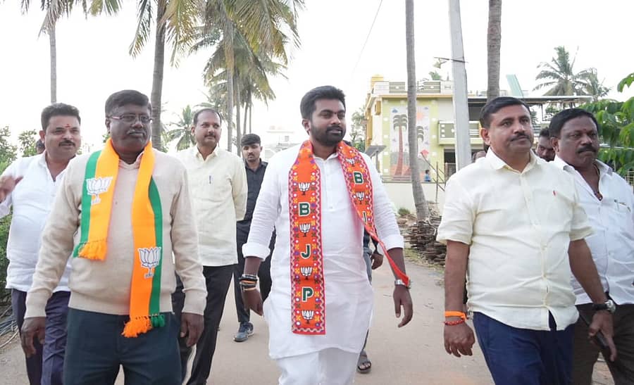 ದೊಡ್ಡಬಳ್ಳಾಪುರ ತಾಲ್ಲೂಕಿನ ಬಾಶೆಟ್ಟಿಹಳ್ಳಿ ಪಂಚಾಯಿತಿಯಲ್ಲಿ ಬಿಜೆಪಿ ಅಭ್ಯರ್ಥಿಗಳ ಪರವಾಗಿ ಶಾಸಕ ಧೀರಜ್ ಮುನಿರಾಜು ಅವರು ಶನಿವಾರ ಪ್ರಚಾರ ನಡೆಸಿದರು