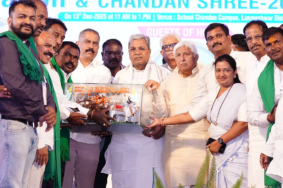 ಮೆಕ್ಕೆಜೋಳದ ಬೆಂಬಲ ಬೆಲೆ ಖರೀದಿ ಕೇಂದ್ರ ತೆರೆಯಲು ಆದೇಶ ನೀಡಿದ ಮುಖ್ಯಮಂತ್ರಿ ಸಿದ್ಧರಾಮಯ್ಯ ಅವರನ್ನು ಶನಿವಾರ ಲಕ್ಷ್ಮೇಶ್ವರದಲ್ಲಿ ತಾಲ್ಲೂಕು ಸಮಗ್ರ ರೈತಪರ ಹೋರಾಟ ವೇದಿಕೆ ರೈತರು ಸನ್ಮಾನಿಸಿದರು.