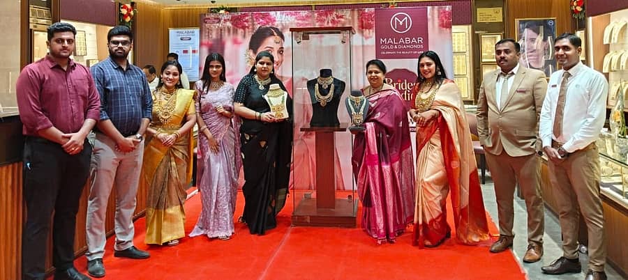 ವಿಜಯಪುರ ನಗರದಲ್ಲಿ ಮಲಬಾರ್ ಗೋಲ್ಡ್ ಮತ್ತು ಡೈಮಂಡ್ ಮಳಿಗೆಯಲ್ಲಿ ಏರ್ಪಡಿಸಿರುವ ‘ಬ್ರೈಡ್ಸ್ ಆಫ್ ಇಂಡಿಯಾ’ ಶೋ ಕಾರ್ಯಕ್ರಮಕ್ಕೆ ಪ್ರೀತಿ ವಿಜುಗೌಡ ಪಾಟೀಲ, ವಂಶಿಕಾ ಪಾಟೀಲ ಚಾಲನೆ ನೀಡಿದರು