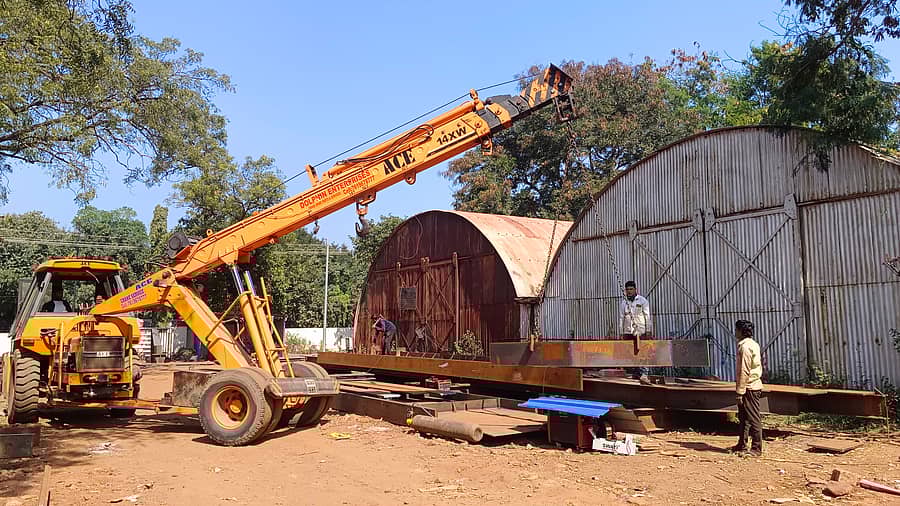 ಹೊಸಪೇಟೆಯ ಟಿ.ಬಿ.ಡ್ಯಾಂ ಕಚೇರಿ ಸಮೀಪದ ಗೇಟ್ ನಿರ್ಮಾಣ ಕಾರ್ಯಾಗಾರ ಸ್ಥಳದಲ್ಲಿ ಶನಿವಾರ ಕ್ರೇನ್ ಮೂಲಕ ಗೇಟ್ಗಳ ಅಳವಡಿಕೆ ಕೆಲಸ ಭರದಿಂದ ಸಾಗಿದೆ –ಪ್ರಜಾವಾಣಿ ಚಿತ್ರ/ ಲವ ಕೆ.