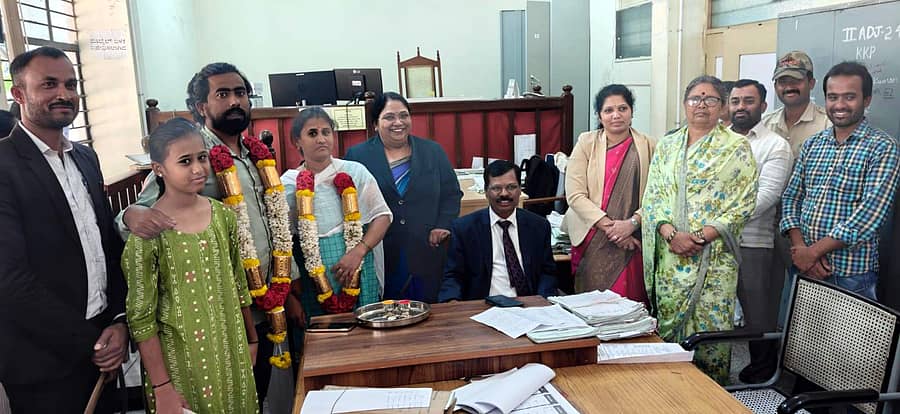 ರಾಮನಗರದಲ್ಲಿ ನಡೆದ ಲೋಕ ಅದಾಲತ್ ನಲ್ಲಿ ಒಂದಾದ ದಂಪತಿಯನ್ನು ಜಿಲ್ಲಾ ಕಾನೂನು ಸೇವೆಗಳ ಪ್ರಾಧಿಕಾರದ ಅಧ್ಯಕ್ಷ ನ್ಯಾಯಮೂರ್ತಿ ಎಂ.ಎಚ್. ಅಣ್ಣಯ್ಯ ಹಾಗೂ ಜಿಲ್ಲಾ ಕಾನೂನು ಸೇವೆಗಳ ಪ್ರಾಧಿಕಾರದ ಸದಸ್ಯ ಕಾರ್ಯದರ್ಶಿ ಪಿ.ಆರ್. ಸವಿತ ಹಾಗೂ ಇತರರು ಹೂಮಾಲೆ ಹಾಕಿ ಶುಭ ಕೋರಿದರು.