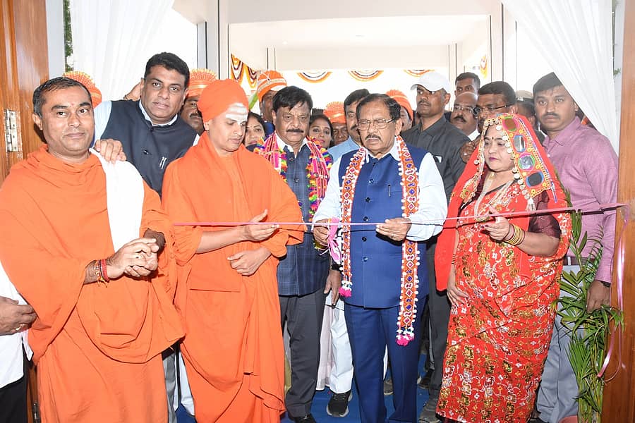 ತುಮಕೂರಿನಲ್ಲಿ ಶನಿವಾರ ಜಿಲ್ಲಾ ಉಸ್ತುವಾರಿ ಸಚಿವ ಜಿ.ಪರಮೇಶ್ವರ ಬಂಜಾರ ಭವನ ಉದ್ಘಾಟಿಸಿದರು. ಸಮಾಜ ಕಲ್ಯಾಣ ಇಲಾಖೆ ಸಚಿವ ಡಾ.ಎಚ್.ಸಿ.ಮಹದೇವಪ್ಪ, ಚಿತ್ರದುರ್ಗ ಬಂಜಾರ ಗುರಪೀಠದ ಸರ್ದಾರ್ ಸೇವಾಲಾಲ್ ಸ್ವಾಮೀಜಿ, ಶಿವಸಿದ್ಧೇಶ್ವರ ಸ್ವಾಮೀಜಿ, ಜಿ.ಪಂ ಸಿಇಒ ಜಿ.ಪ್ರಭು ಇತರರು ಹಾಜರಿದ್ದರು