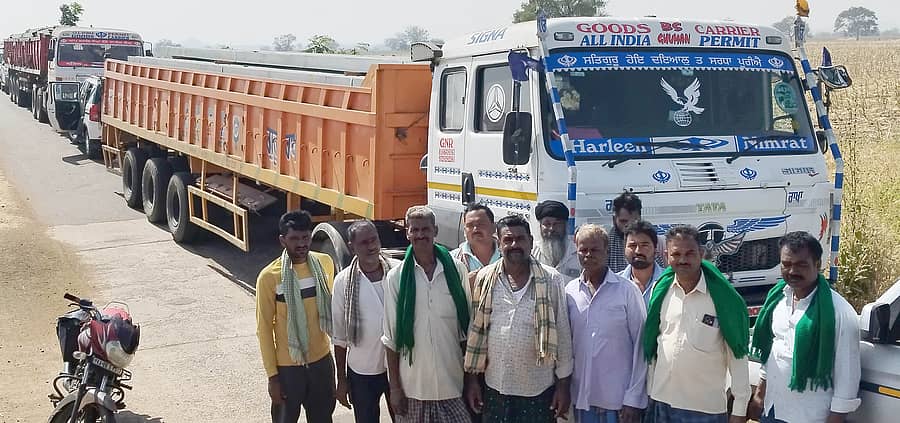ಮುಳಗುಂದ-ಹರ್ತಿ ನಡುವಿನ ರಸ್ತೆಯಲ್ಲಿ ಭಾರಿ ವಾಹನಗಳ ಸಂಚಾರದಿಂದ ರಸ್ತೆ ಹಾಳಾಗಿದೆ ಎಂದು ಆರೋಪಿಸಿ ಟ್ರಕ್ ನಿಲ್ಲಿಸಿ ರೈತರು ಪ್ರತಿಭಟಿಸಿದರು.