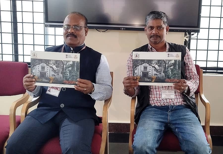 ಬಾಳೆಹೊನ್ನೂರು ಸಮೀಪದ ಸೀಗೋಡಿನ ಕಾಫಿ ಸಂಶೋಧನಾ ಕೇಂದ್ರ ಶತಮಾನೋತ್ಸವ ಅಚರಿಸುತ್ತಿರುವ ಹಿನ್ನೆಲೆ ಕಾಫಿ ಮಂಡಳಿ ಇತಿಹಾಸದ ಮಾಹಿತಿ ಕೋಶವನ್ನು ಕಾಫಿ ಸಂಶೋಧನಾ ಕೇಂದ್ರದ ನಿರ್ದೇಶಕ ಸೆಂಥಿಲ್ ಕುಮಾರ್, ಜಂಟಿ ನಿರ್ದೇಶಕ ಸಿ.ಬಾಬು ಬಿಡುಗಡೆಗೊಳಿಸಿದರು