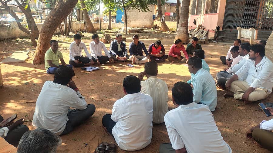 ಗಜೇಂದ್ರಗಡದ ಎಪಿಎಂಸಿ ಆವರಣದಲ್ಲಿ ಗಣೇಶ ದೇವಸ್ಥಾನದಲ್ಲಿ ಗ್ರಾಮ ಪಂಚಾಯಿತಿ ನೌಕರರು ಸಭೆ ನಡೆಸಿದರು