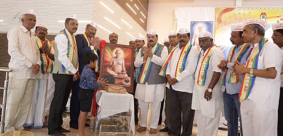 ಹಾವೇರಿಯ ರಜನಿ ಸಭಾಂಗಣದಲ್ಲಿ ಶನಿವಾರ ನಡೆದ ‘ಜೈಮ್ ಸಾಹಿತ್ಯ ಸಮ್ಮೇಳನ’ದಲ್ಲಿ ಆಚಾರ್ಯ ವಿದ್ಯಾಸಾಗರ ಮಹಾರಾಜರ ಚಿತ್ರ ಅನಾವರಣಗೊಳಿಸಲಾಯಿತು