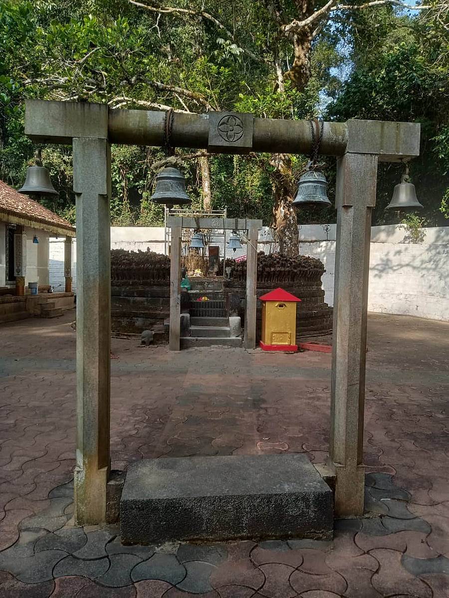 ನಾಪೋಕ್ಲುವಿನ ಬೇತು ಗ್ರಾಮದಲ್ಲಿರುವ ಮಕ್ಕಿಶಾಸ್ತಾವು ದೇವಾಲಯ