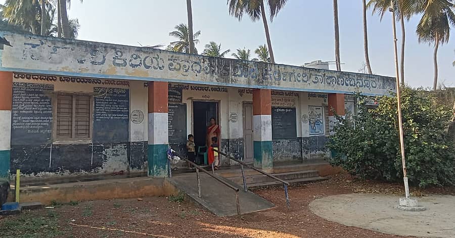 ರಾಣೆಬೆನ್ನೂರು ತಾಲ್ಲೂಕಿನ ಕರ್ಲಗೇರಿ ಸರ್ಕಾರಿ ಕಿರಿಯ ಪ್ರಾಥಮಿಕ ಶಾಲೆ ವಿದ್ಯಾರ್ಥಿಗಳಿಲ್ಲದೇ ಪ್ರಸಕ್ತ ಸಾಲಿನಿಂದ ಸ್ಥಗಿತಗೊಂಡಿದ್ದು, ಅದೇ ಕಟ್ಟಡದಲ್ಲಿ ಅಂಗನವಾಡಿ ಕೇಂದ್ರ ನಡೆಸಲಾಗುತ್ತಿದೆ