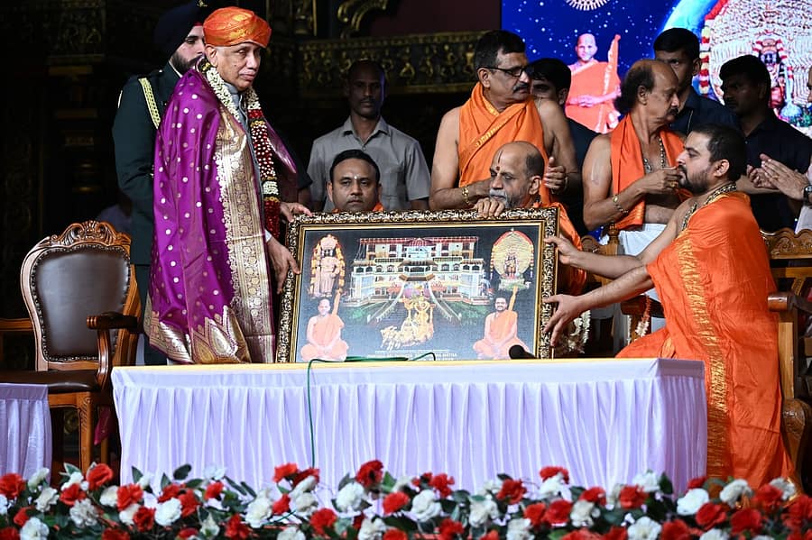 ಆಂಧ್ರಪ್ರದೇಶದ ರಾಜ್ಯಪಾಲ ನ್ಯಾ.ಅಬ್ದುಲ್ ನಝೀರ್ ಅವರನ್ನು ಪುತ್ತಿಗೆ ಶ್ರೀಗಳು ಸನ್ಮಾನಿಸಿದರು