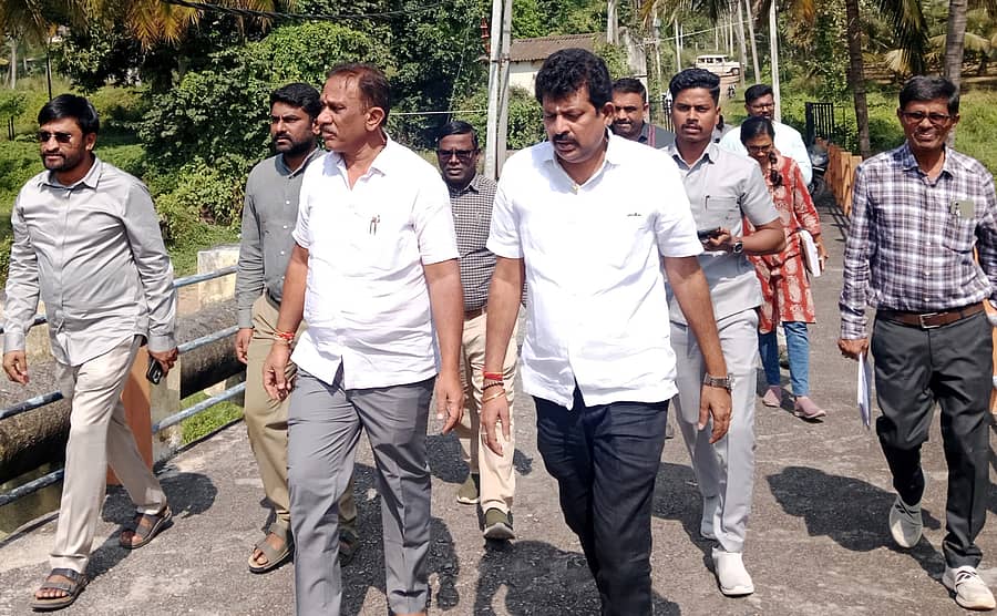 ಶ್ರೀರಂಗಪಟ್ಟಣಕ್ಕೆ ಕಾವೇರಿ ನದಿಯಿಂದ ಕುಡಿಯುವ ನೀರು ಸರಬರಾಜು ಮಾಡುವ, ಚಂದಗಾಲು ರಸ್ತೆಯಲ್ಲಿರುವ ನೀರೆತ್ತುವ ಘಟಕದ ಸ್ಥಳಕ್ಕೆ ಶಾಸಕ ರಮೇಶ ಬಂಡಿಸಿದ್ದೇಗೌಡ ಶನಿವಾರ ಕರ್ನಾಟಕ ನಗರ ನೀರು ಸರಬರಾಜು ಮಂಡಲಿ ಅಧಿಕಾರಿಗಳ ಜತೆ ಭೇಟಿ ನೀಡಿದ್ದರು