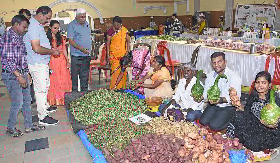 ನಂಜರಾಜ ಬಹದ್ದೂರ್ ಛತ್ರದಲ್ಲಿ ಶನಿವಾರ ಆರಂಭದಲ್ಲಿ ‘ಮಾಗಿ ಸಂಭ್ರಮ’ದಲ್ಲಿ ಗ್ರಾಹಕರು ಅವರೆ ಖರೀದಿ ನಡೆಸಿದರು