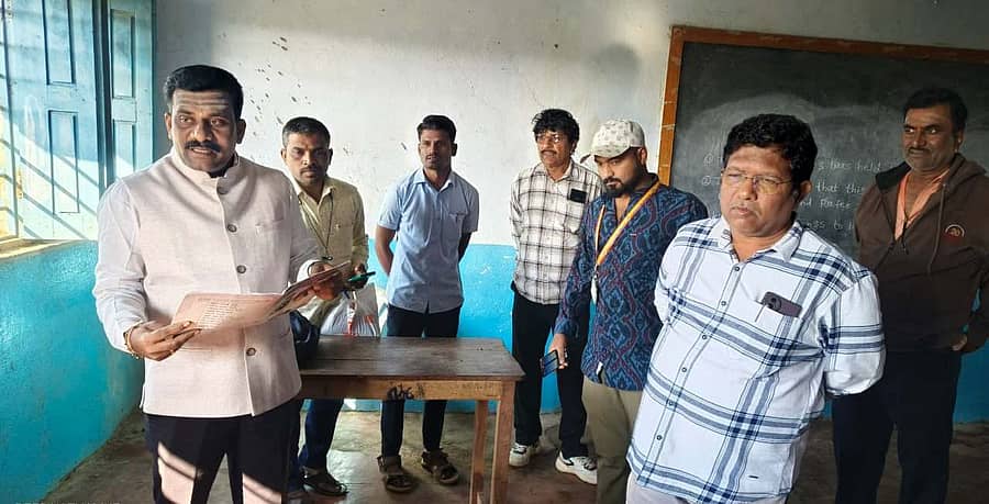 ಭಾಲ್ಕಿ ತಾಲ್ಲೂಕಿನ ಆಳಂದಿ ಗ್ರಾಮದ ಸರ್ಕಾರಿ ಹಿರಿಯ ಪ್ರಾಥಮಿಕ ಶಾಲೆಗೆ ರಾಜ್ಯ ಮಕ್ಕಳ ಹಕ್ಕುಗಳ ರಕ್ಷಣಾ ಆಯೋಗದ ಅಧ್ಯಕ್ಷ ಶಶಿಧರ ಕೋಸಂಬೆ ಭೇಟಿ ನೀಡಿ ಮಕ್ಕಳ ಹಾಜರಾತಿ ಪರಿಶೀಲಿಸಿದರು