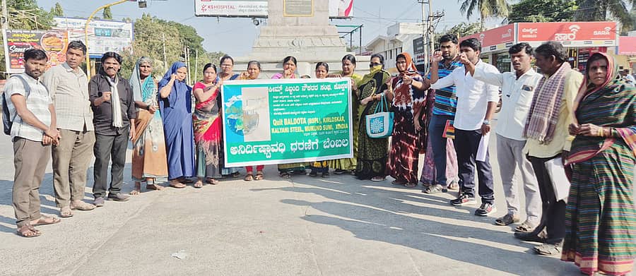 ಕೊಪ್ಫಳದಲ್ಲಿ ಶನಿವಾರ ಕಿಮ್ಸ್ ಸಿಬ್ಬಂದಿ ನೌಕರರ ಸಂಘದ ಪದಾಧಿಕಾರಿಗಳು ಪ್ರತಿಭಟನಾ ಮೆರವಣಿಗೆ ನಡೆಸಿದರು