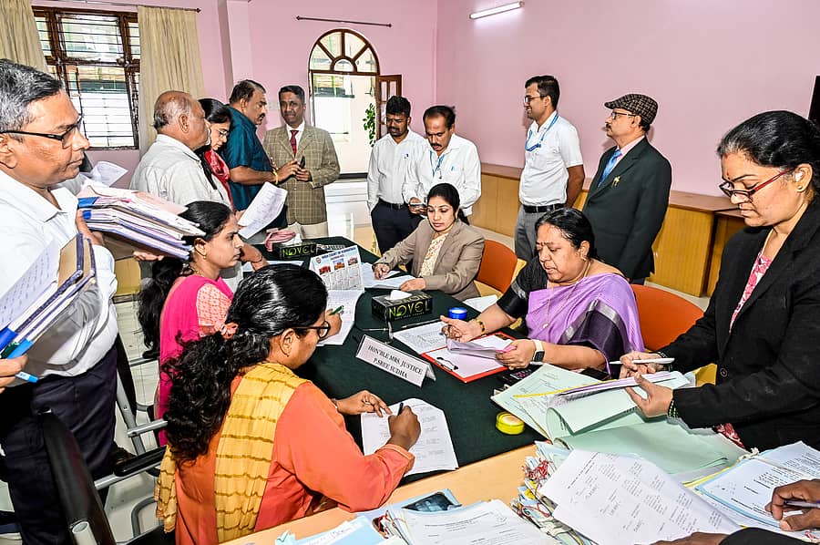 ಕಲಬುರಗಿಯ ಹೈಕೋರ್ಟ್ ಪೀಠದಲ್ಲಿ ಶನಿವಾರ ನಡೆದ ರಾಷ್ಟ್ರೀಯ ಲೋಕ ಅದಾಲತ್ನಲ್ಲಿ ನ್ಯಾಯಮೂರ್ತಿ ಪಿ. ಶ್ರೀ ಸುಧಾ ಅವರು ಪ್ರಕರಣಗಳನ್ನು ಪರಿಶೀಲಿಸಿದರು.ಪ್ರಜಾವಾಣಿ ಚಿತ್ರ