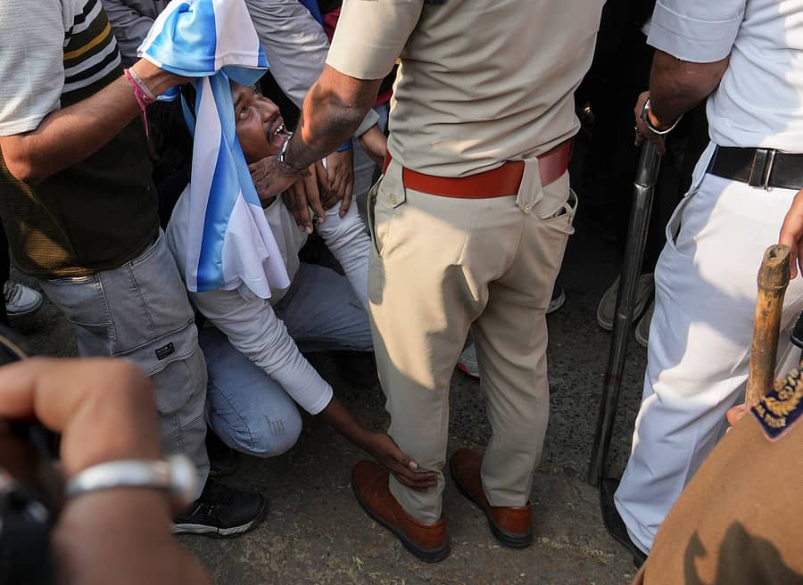 <div class="paragraphs"><p>ಲಯೊನೆಲ್ ಮೆಸ್ಸಿ ಅವರನ್ನು ಭೇಟಿಯಾಗುವುದಕ್ಕೆ ಅವಕಾಶ ಕಲ್ಪಿಸುವಂತೆ ಫುಟ್ಬಾಲ್ ಪ್ರೇಮಿಯೊಬ್ಬ ಕೋಲ್ಕತ್ತದಲ್ಲಿ ಶನಿವಾರ ಪೊಲೀಸರಿಗೆ ಅಂಗಲಾಚುತ್ತಿದ್ದರು </p></div>