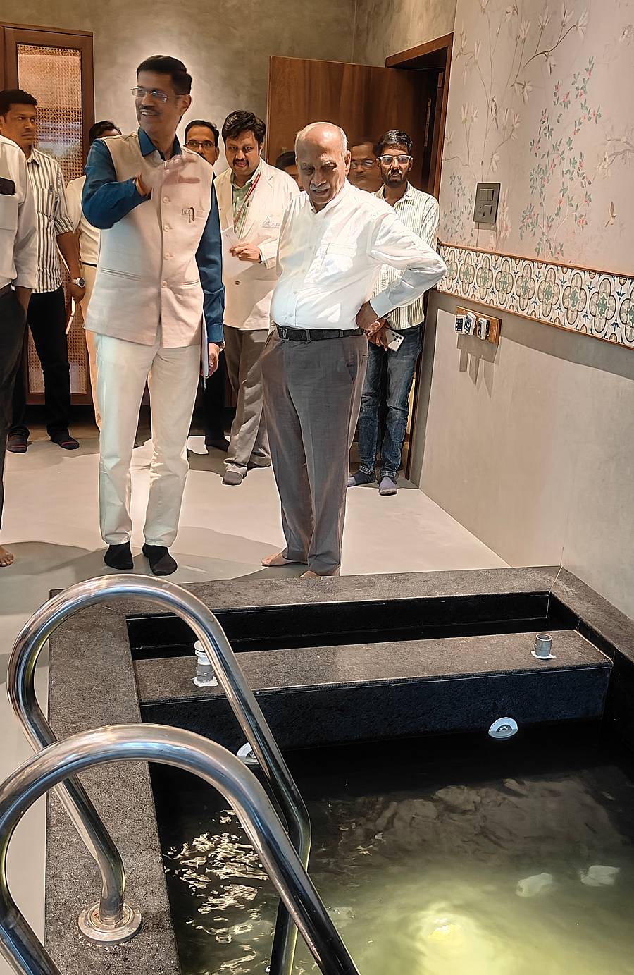 ಬೆಳಗಾವಿಯಲ್ಲಿ ಕೆಎಲ್ಇ ಸಂಸ್ಥೆಯಿಂದ ಆರಂಭಿಸಿದ ಆಯುಷ್ಮತಿ ವಿಶೇಷ ಸ್ಪಾ ಹಾಗೂ ವೆಲ್ನೆಸ್ ಕೇಂದ್ರವನ್ನು ಸಂಸ್ಥೆಯ ಕಾರ್ಯಾಧ್ಯಕ್ಷ ಪ್ರಭಾಕರ ಕೋರೆ ಶನಿವಾರ ಪರಿಶೀಲಿಸಿದರು ಪ್ರಜಾವಾಣಿ ಚಿತ್ರ