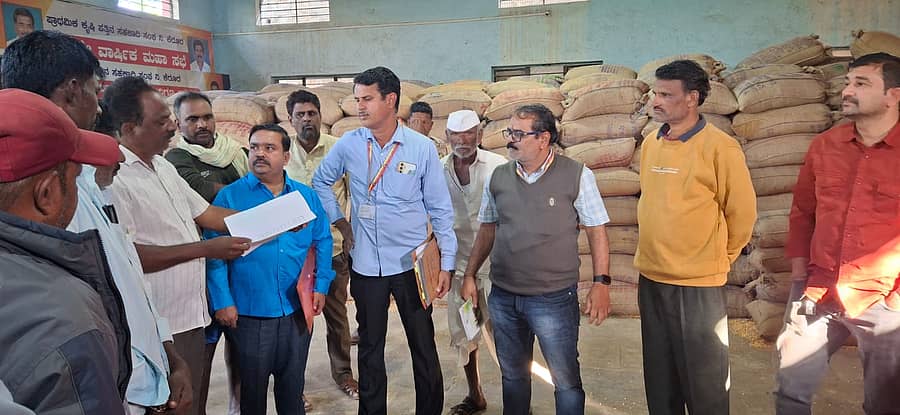 ಕೆರೂರ ಪಟ್ಟಣದ ಮೆಕ್ಕೆಜೋಳ ಖರೀದಿ ಕೇಂದ್ರಕ್ಕೆ ಬಾಗಲಕೋಟ ಜಿಲ್ಲೆಯ ಎಪಿಎಮ್ ಸಿ ಮಾರುಕಟ್ಟೆ ಸಹಾಯಕ ನಿರ್ದೇಶಕ ವ್ಹಿ.ಡಿ.ಪಾಟೀಲ ಬೇಟಿ ನೀಡಿ ಪರೀಶೀಲಿಸಿದರು.