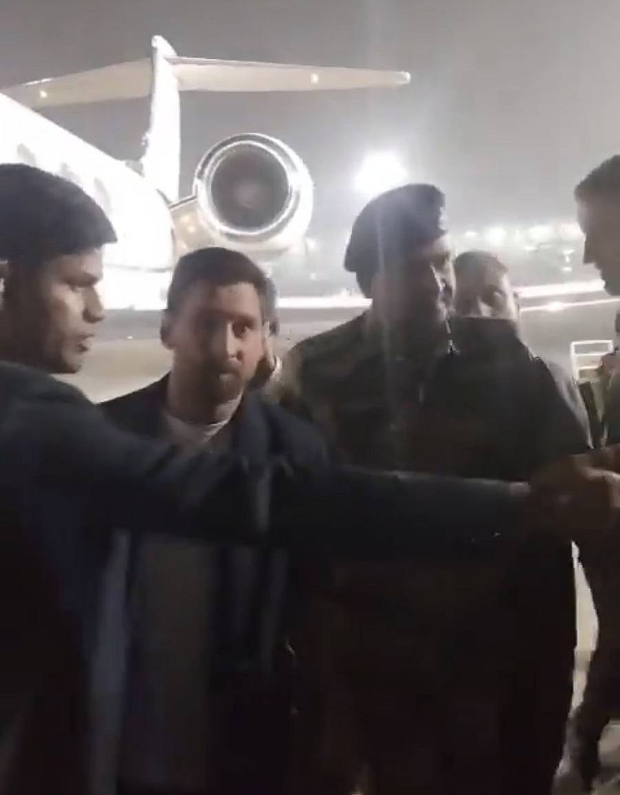 <div class="paragraphs"><p>ಏರ್‌ಪೋರ್ಟ್‌ನಲ್ಲಿ ಮೆಸ್ಸಿ</p></div>