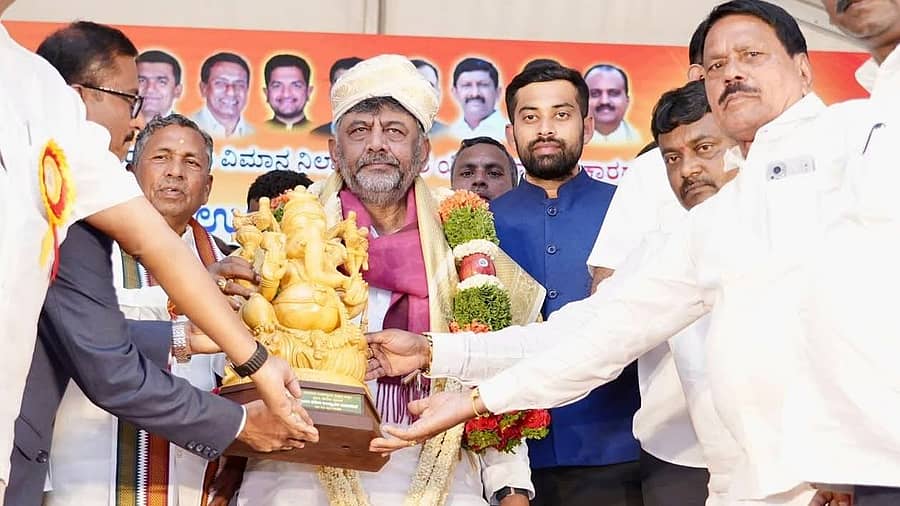 ಬೆಂಗಳೂರು ಅಂತರರಾಷ್ಟ್ರೀಯ ವಿಮಾನ ನಿಲ್ದಾಣ ಪ್ರದೇಶ ಯೋಜನಾ ಪ್ರಾಧಿಕಾರ(ಬಯಪ)ದ ನೂತನ ಕಚೇರಿ ಕಟ್ಟಡ ಉದ್ಘಾಟಿಸಿದ ಡಿಸಿಎಂ ಡಿ.ಕೆ.ಶಿವಕುಮಾರ್ ಅವರನ್ನು ಸತ್ಕರಿಸಲಾಯಿತು