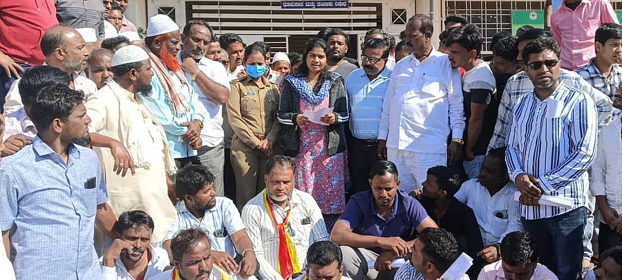 ತಾಳಿಕೋಟೆ ಪಟ್ಟಣದ ಸಮುದಾಯ ಆರೋಗ್ಯ ಕೇಂದ್ರದ ಬಳಿ ಶನಿವಾರ ತಹಶೀಲ್ದಾರ್ ವಿನಯಾ ಹೂಗಾರ ಮಾತನಾಡಿದರು