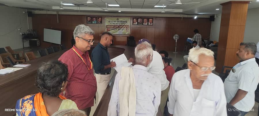 ಕನಕಪುರ ತಾಲೂಕು ಕಚೇರಿಯ ತಹಶೀಲ್ದಾರ್ ಸಭಾಂಗಣದಲ್ಲಿ ಎರಡನೇ ದಿನ ನಡೆದ ಸಾರ್ವಜನಿಕರ ಕುಂದುಕೊರತೆ ಅಹವಾಲು ಸಭೆಯಲ್ಲಿ ಲೋಕಾಯುಕ್ತ ಅಧಿಕಾರಿಗಳು ಸಾರ್ವಜನಿಕರ ಸಮಸ್ಯೆಯನ್ನು ಆಲಿಸುತ್ತಿರುವುದು