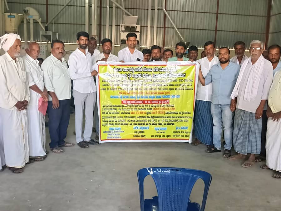 ಹೊಸದುರ್ಗದ ಶ್ರೀರಾಂಪುರ ಹೋಬಳಿಯ ದುರ್ಗದಸಿರಿ ರೈತ ಉತ್ಪಾದಕ ಕಂಪನಿಯ ಸಿರಿಧಾನ್ಯ ಸಂಸ್ಕರಣಾ ಘಟಕದಲ್ಲಿ ನೋಂದಣಿ ಪ್ರಕ್ರಿಯೆಗೆ ಚಾಲನೆ ನೀಡಲಾಯಿತು