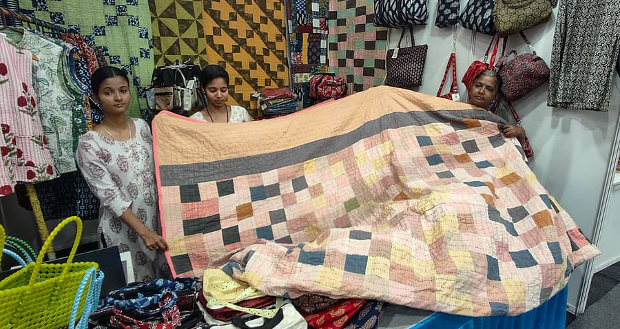 ಬೆಳಗಾವಿಯಲ್ಲಿ ನಡೆದ ಸರಸ್ ವಸ್ತು ಪ್ರದರ್ಶನದಲ್ಲಿ ‘ಚಿಕ್ಕಾಲಗುಡ್ಡಿ ಕೌದಿ’ ಪ್ರದರ್ಶಿಸಿದ ಸ್ವ ಸಹಾಯ ಸಂಘದ ಸದಸ್ಯೆಯರು ಪ್ರಜಾವಾಣಿ ಚಿತ್ರ