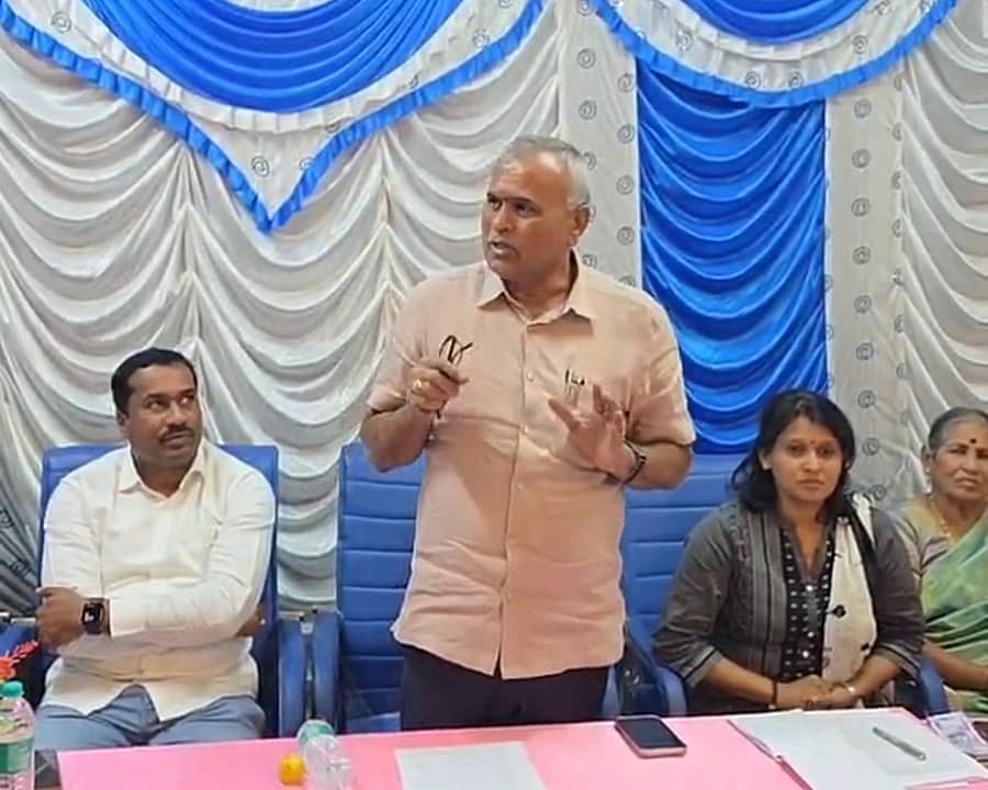 ಮಾಲೂರು ತಾಲೂಕಿನ ತೊರ್ನಹಳ್ಳಿ ಗ್ರಾಮದಲ್ಲಿ ಶನಿವಾರ ತಾಲೂಕು ಆಡಳಿತ ಹಮ್ಮಿಕೊಂಡಿದ್ದ ಸಪ್ಲಾಂಭ ದೇವಿ ಮತ್ತು ಭೀಮಲಿಂಗೇಶ್ವರ ಸ್ವಾಮಿ ರಾಸುಗಳ ಜಾತ್ರೆಯ ಪೂರ್ವ ಬಾವಿ ಸಭೆಯಲ್ಲಿಶಾಸಕ ಕೆವೈ.ನಂಜೇಗೌಡ ಭಾಗವಹಿಸಿ ಮಾತನಾಡಿದರು.