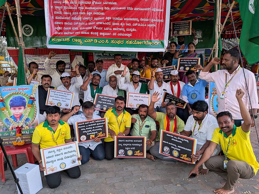 ಸರ್ಕಾರಿ ಶಾಲೆಗಳನ್ನು ವಿಲೀನಗೊಳಿಸಿ ಶಾಶ್ವತವಾಗಿ ಬೀಗ ಹಾಕಿ ಖಾಸಗಿ ಶಿಕ್ಷಣ ಸಂಸ್ಥೆಗಳಿಗೆ ದಲ್ಲಾಳಿಯಾಗಿ ನಡೆದುಕೊಳ್ಳುವುದನ್ನು ಬಿಡಬೇಕೆಂದು ಆಗ್ರಹಿಸಿ ರಾಜ್ಯ ಎಸ್ಡಿಎಂಸಿ ಸಂಘ, ರೈತ ಸಂಘ, ಕೆಆರ್ಎಸ್, ನೆರವು ಸಂಸ್ಥೆ, ಕರುನಾಡು ಸೇವಕರು ಸಂಘಟನೆಯ ಮುಖಂಡರು ಮಂಡ್ಯ ನಗರದ ಸರ್ಎಂ.ವಿ.ಪ್ರತಿಮೆ ಎದುರು ಉಪವಾಸ ಸತ್ಯಾಗ್ರಹ ಆರಂಭಿಸಿದರು