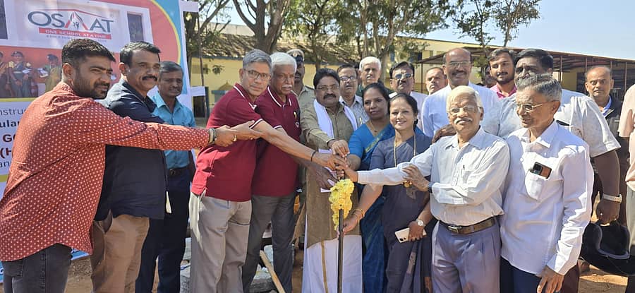 ಬಂಗಾರಪೇಟೆ ಬಾಲಕರ ಪಿಯು ಕಾಲೇಜಿನ ಬಳಿ ₹2ಕೋಟಿ ವೆಚ್ಚದ ಕೊಠಡಿಗಳ ನಿರ್ಮಾಣಕ್ಕೆ ಶಾಸಕ ಎಸ್.ಎನ್ ನಾರಾಯಣಸ್ವಾಮಿ ಶಂಕುಸ್ಥಾಪನೆ ನೆರವೇರಿಸಿದರು