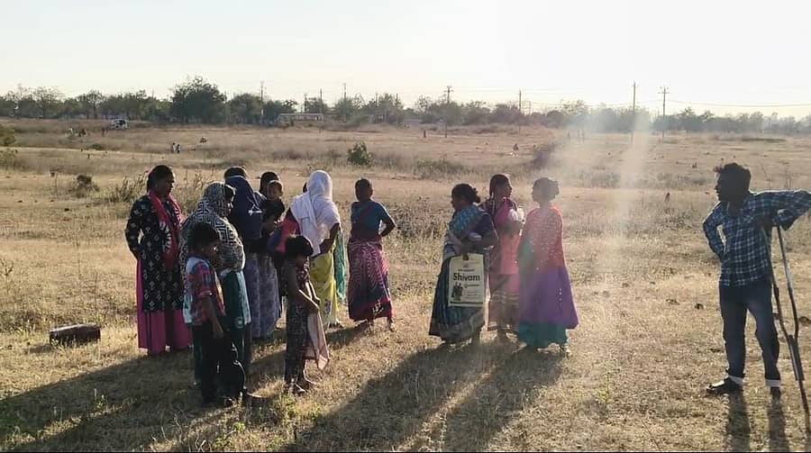 ಬೀದರ್ ಸಮೀಪದ ಗೋರನಳ್ಳಿಯ ಖಾಲಿ ಜಾಗದಲ್ಲಿ ನಿವೇಶನದ ಆಸೆಗೆ ಸೇರಿದ ಜನ