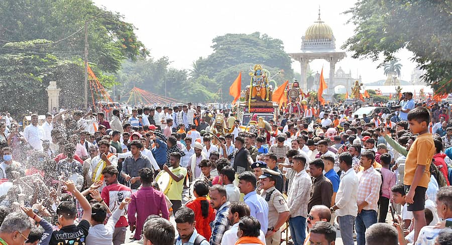 ಮೈಸೂರಿನ ಹನುಮಂತೋತ್ಸವ ಸಮಿತಿಯು ಶನಿವಾರ ಆಯೋಜಿಸಿದ್ದ ಹನುಮ ಹಬ್ಬದ ಮೆರವಣಿಗೆಯು ವಿಜೃಂಭಣೆಯಿಂದ ನಡೆಯಿತು
