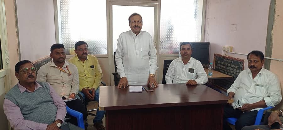 ಸೊರಬ ಪಟ್ಟಣದ ಕೃಷಿ ಕಚೇರಿಯಲ್ಲಿ ಕೃಷಿಕ ಸಮಾಜದ ಸದಸ್ಯರ ಹಾಗೂ ಅಧಿಕಾರಿಗಳ ಸಮಾಲೋಚನಾ ಸಭೆ ನಡೆಯಿತು.