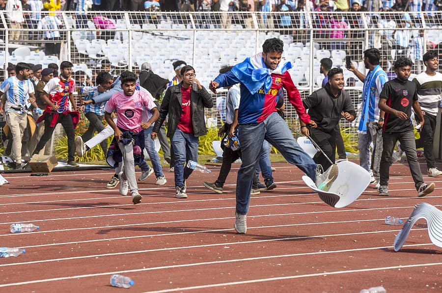 <div class="paragraphs"><p>ಸಾಲ್ಟ್ ಲೇಕ್ ಕ್ರೀಡಾಂಗಣದಿಂದ ಮೆಸ್ಸಿ ನಿರ್ಗಮಿಸಿದ ಬಳಿಕ, ಅಭಿಮಾನಿಗಳು ಕ್ರೀಡಾಂಗಣಕ್ಕೆ ನುಗ್ಗಿದ್ದರು. ಕುರ್ಚಿ, ಬಾಟಲಿಗಳನ್ನು ಮೈದಾನಕ್ಕೆ ತೂರಿದ್ದರು.<br></p></div>