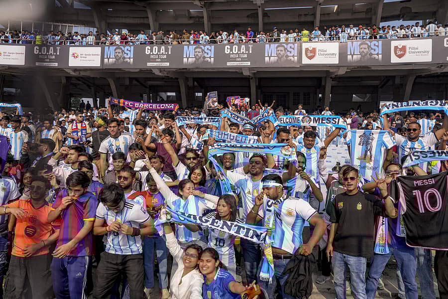 <div class="paragraphs"><p>ಮೈದಾನದಲ್ಲಿ ನೆರೆದ ಅಭಿಮಾನಿಗಳು</p></div>