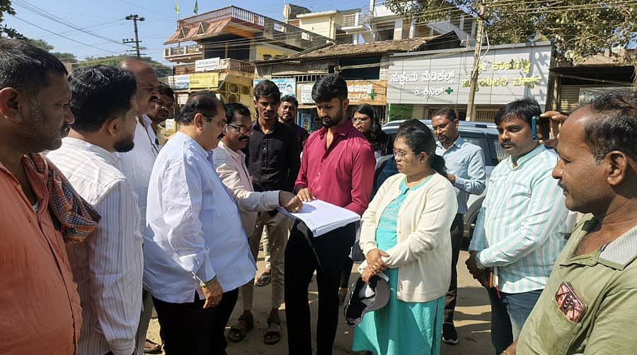 ಮಲೇಬೆನ್ನೂರು ಪಟ್ಟಣದ ಹೃದಯಭಾಗದಲ್ಲಿ ಹಾದುಹೋಗಿರುವ ರಾಜ್ಯ ಹೆದ್ದಾರಿ-25ರ ಬ್ಲಾಕ್ ಸ್ಪಾಟ್ ಯೋಜನೆ ಅಡಿ 1 ಕಿಮಿ ನಿರ್ಮಿಸುವ ಕುರಿತು ಕೆಶಿಪ್ ಸೂಪರಿಂಟೆಂಡಿಂಗ್ ಎಂಜಿನಿಯರ್ ಸುಪ್ರಿಯಾ, ಎಇಇ ಮರಿಸ್ವಾಮಿ ಹಾಗೂ ಶಾಸಕ ಬಿ.ಪಿ. ಹರೀಶ್ ಶನಿವಾರ ಚರ್ಚಿಸಿದರು.